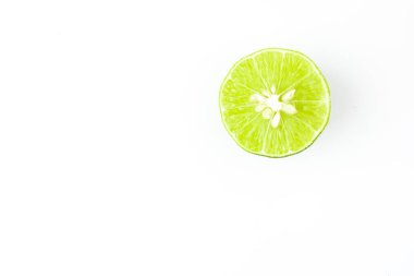 Beyaz zemin üzerinde tohum olan taze sulu bir dilim limon..