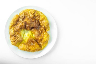 Beyaz arkaplanda seramik tabakta geleneksel Tayland usulü omlet ve boşluğu kopyala.