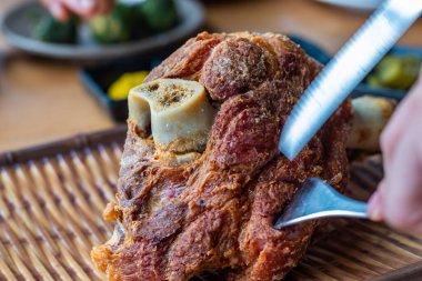 Yağda kızartılmış domuz budu ya da soslu Alman domuz pastırması.