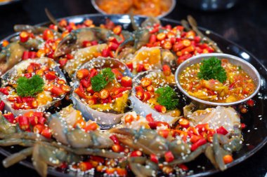 Baharatlı taze çiğ yengeç salatası, bol acılı ve deniz ürünleri soslu. Popüler Tayland yemekleri.