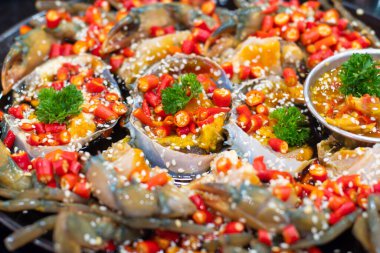 Baharatlı taze çiğ yengeç salatası, bol acılı ve deniz ürünleri soslu. Popüler Tayland yemekleri.