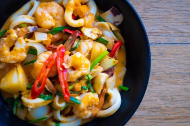 Tahta tabakta tuzlu yumurtalı kalamar, Tayland yemeği..