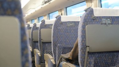 Yeni modern trenin içi sıralı koltuklarla dolu., 