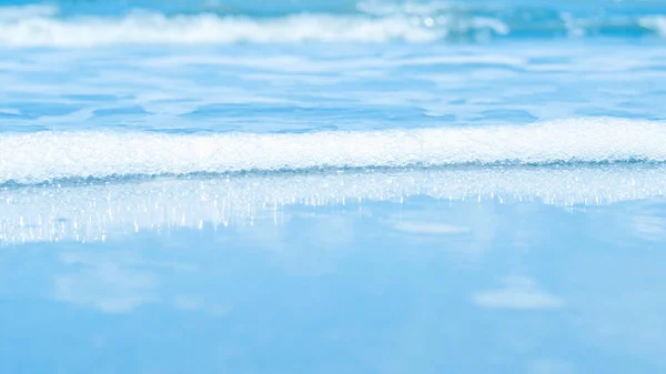 Beautiful Soft Wave Bubbles Foams Clear Blue Water Ocean Sea — Stock Photo, Image