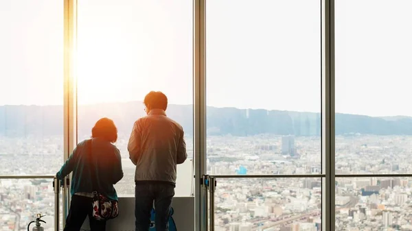 Vue Arrière Couple Voyageur Touristique Recherche Beau Bâtiment Paysage Urbain — Photo