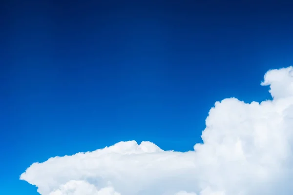 Прекрасный Природный Облачный Ландшафт Удивительные Гигантские Белые Кучевые Облака Фоне — стоковое фото