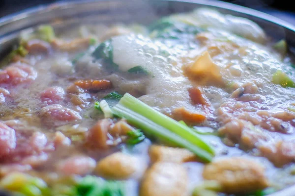 Biftek dilimlenmiş et ve sebzeli güveç manzarası. Shabu Shabu, ince dilimlenmiş et ve sebzelerden oluşan etli güveç. Tayland 'ın en popüler yemekleri.