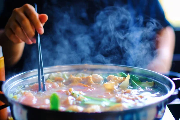 Biftek dilimlenmiş et ve sebzeli güveç manzarası. Shabu Shabu, ince dilimlenmiş et ve sebzelerden oluşan etli güveç. Tayland 'ın en popüler yemekleri..