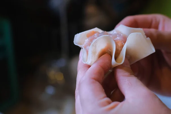 Tayland 'da Shumai adında geleneksel Çin yemeği hamuru pişiren el yapımı ve seçici odaklı Kanom Jeep. Bambu sepetinde buharla pişirme. 