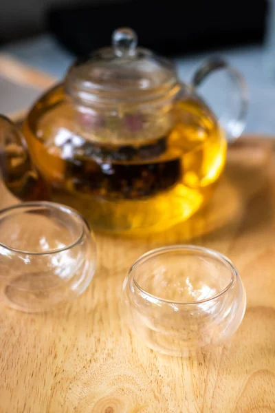 テーブルの上にティーポットを背景にお茶のカップの焦点 プロセス醸造茶 淹れたてのお茶のカップ ティーブレークの時間 — ストック写真