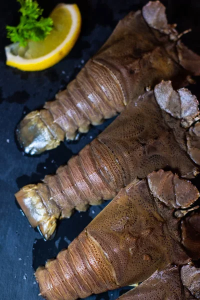 Homard Tête Plate Thenus Orientalis Sur Plaque Noire — Photo