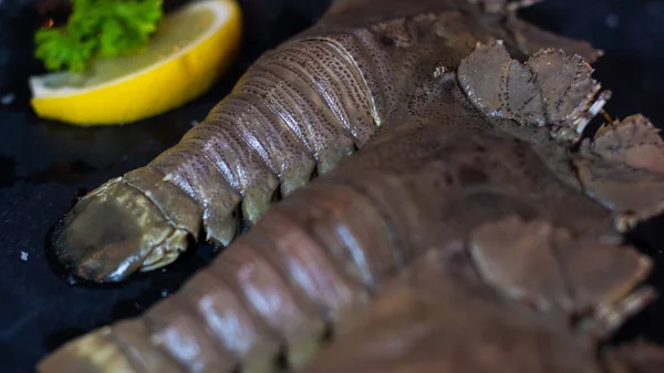 Langosta Cabeza Plana Thenus Orientalis Sobre Plato Negro — Foto de Stock