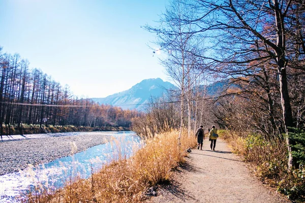在日本川口 一对情侣朋友在自然公园的小径上散步聊天 秋天时节树叶的颜色会发生变化 — 图库照片