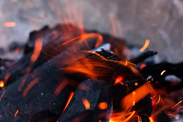 Vista Cerca Brillantes Chispas Voladoras Llama Fuego Caliente Carbón Hoguera — Foto de Stock