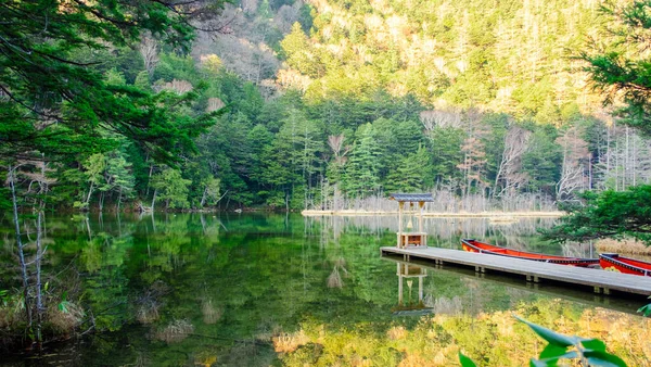 日本卡姆科奇Hotaka神龛内Myojin Ike池塘上的红色小神社和小船 美丽的自然景观 — 图库照片