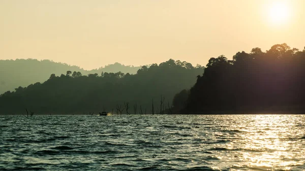 Vista Panorâmica Paisagem Das Cadeias Montanhas Lago Rio Pôr Sol — Fotografia de Stock