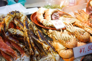 Japon pazarında taze çiğ yengeç karidesi.