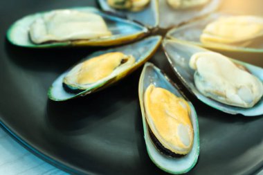 Taze midyeleri kapatın ve deniz ürünleri Tayland restoranı olarak açın.