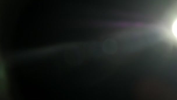 Éclat de lentille optique, fuite de lumière, lumières flash, lumière naturelle effet de rayons de lampe, horizon lumineux, impulsions de lumière et lueur, belle fuite de lumière sur fond sombre avec éclat de lentille réel 