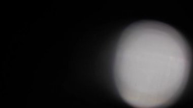 Optik mercek patlaması, ışık sızıntısı, ışık sızıntısı, doğal lamba ışığı efekti, Light Horizon, ışık titreşimleri ve parıltı, karanlık arka planda güzel bir ışık sızıntısı, gerçek mercek parlaması gürültü ve tahıl ile.