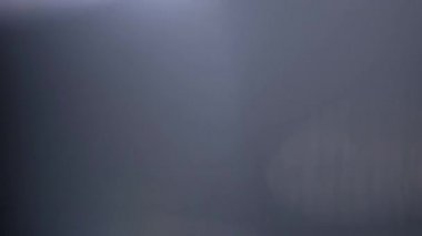 Optik mercek patlaması, ışık sızıntısı, ışık sızıntısı, doğal lamba ışığı efekti, Light Horizon, ışık titreşimleri ve parıltı, karanlık arka planda güzel bir ışık sızıntısı, gerçek mercek parlaması gürültü ve tahıl ile.
