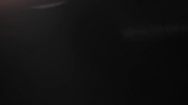 Optik mercek patlaması, ışık sızıntısı, ışık sızıntısı, doğal lamba ışığı efekti, Light Horizon, ışık titreşimleri ve parıltı, karanlık arka planda güzel bir ışık sızıntısı, gerçek mercek parlaması gürültü ve tahıl ile.