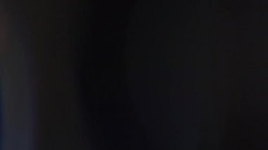 Optik mercek patlaması, ışık sızıntısı, ışık sızıntısı, doğal lamba ışığı efekti, Light Horizon, ışık titreşimleri ve parıltı, karanlık arka planda güzel bir ışık sızıntısı, gerçek mercek parlaması gürültü ve tahıl ile.
