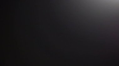 Optik mercek patlaması, ışık sızıntısı, ışık sızıntısı, doğal lamba ışığı efekti, Light Horizon, ışık titreşimleri ve parıltı, karanlık arka planda güzel bir ışık sızıntısı, gerçek mercek parlaması gürültü ve tahıl ile.