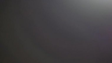 Optik mercek patlaması, ışık sızıntısı, ışık sızıntısı, doğal lamba ışığı efekti, Light Horizon, ışık titreşimleri ve parıltı, karanlık arka planda güzel bir ışık sızıntısı, gerçek mercek parlaması gürültü ve tahıl ile.