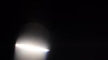 Optik mercek patlaması, ışık sızıntısı, ışık sızıntısı, doğal lamba ışığı efekti, Light Horizon, ışık titreşimleri ve parıltı, karanlık arka planda güzel bir ışık sızıntısı, gerçek mercek parlaması gürültü ve tahıl ile.