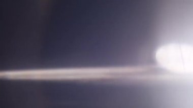 Optik mercek patlaması, ışık sızıntısı, ışık sızıntısı, doğal lamba ışığı efekti, Light Horizon, ışık titreşimleri ve parıltı, karanlık arka planda güzel bir ışık sızıntısı, gerçek mercek parlaması gürültü ve tahıl ile.