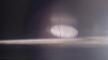 Optik mercek patlaması, ışık sızıntısı, ışık sızıntısı, doğal lamba ışığı efekti, Light Horizon, ışık titreşimleri ve parıltı, karanlık arka planda güzel bir ışık sızıntısı, gerçek mercek parlaması gürültü ve tahıl ile.