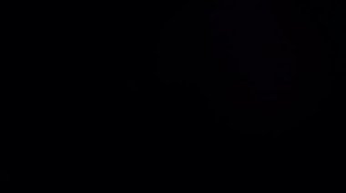 Optik mercek patlaması, ışık sızıntısı, ışık sızıntısı, doğal lamba ışığı efekti, Light Horizon, ışık titreşimleri ve parıltı, karanlık arka planda güzel bir ışık sızıntısı, gerçek mercek parlaması gürültü ve tahıl ile.