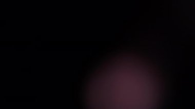 Optik mercek patlaması, ışık sızıntısı, ışık sızıntısı, doğal lamba ışığı efekti, Light Horizon, ışık titreşimleri ve parıltı, karanlık arka planda güzel bir ışık sızıntısı, gerçek mercek parlaması gürültü ve tahıl ile.