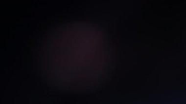 Optik mercek patlaması, ışık sızıntısı, ışık sızıntısı, doğal lamba ışığı efekti, Light Horizon, ışık titreşimleri ve parıltı, karanlık arka planda güzel bir ışık sızıntısı, gerçek mercek parlaması gürültü ve tahıl ile.