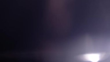 Optik mercek patlaması, ışık sızıntısı, ışık sızıntısı, doğal lamba ışığı efekti, Light Horizon, ışık titreşimleri ve parıltı, karanlık arka planda güzel bir ışık sızıntısı, gerçek mercek parlaması gürültü ve tahıl ile.