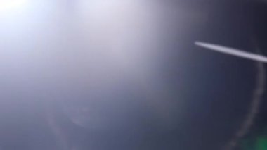 Optik mercek patlaması, ışık sızıntısı, ışık sızıntısı, doğal lamba ışığı efekti, Light Horizon, ışık titreşimleri ve parıltı, karanlık arka planda güzel bir ışık sızıntısı, gerçek mercek parlaması gürültü ve tahıl ile.