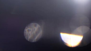 Optik mercek patlaması, ışık sızıntısı, ışık sızıntısı, doğal lamba ışığı efekti, Light Horizon, ışık titreşimleri ve parıltı, karanlık arka planda güzel bir ışık sızıntısı, gerçek mercek parlaması gürültü ve tahıl ile.