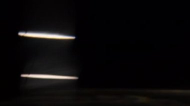 Optik mercek patlaması, ışık sızıntısı, ışık sızıntısı, doğal lamba ışığı efekti, Light Horizon, ışık titreşimleri ve parıltı, karanlık arka planda güzel bir ışık sızıntısı, gerçek mercek parlaması gürültü ve tahıl ile.