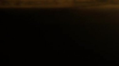 Optik mercek patlaması, ışık sızıntısı, ışık sızıntısı, doğal lamba ışığı efekti, Light Horizon, ışık titreşimleri ve parıltı, karanlık arka planda güzel bir ışık sızıntısı, gerçek mercek parlaması gürültü ve tahıl ile.