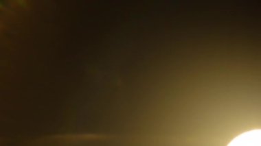 Optik mercek patlaması, ışık sızıntısı, ışık sızıntısı, doğal lamba ışığı efekti, Light Horizon, ışık titreşimleri ve parıltı, karanlık arka planda güzel bir ışık sızıntısı, gerçek mercek parlaması gürültü ve tahıl ile.