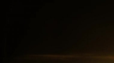 Optik mercek patlaması, ışık sızıntısı, ışık sızıntısı, doğal lamba ışığı efekti, Light Horizon, ışık titreşimleri ve parıltı, karanlık arka planda güzel bir ışık sızıntısı, gerçek mercek parlaması gürültü ve tahıl ile.