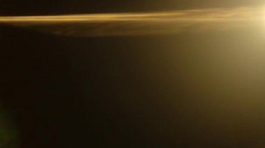 Optik mercek patlaması, ışık sızıntısı, ışık sızıntısı, doğal lamba ışığı efekti, Light Horizon, ışık titreşimleri ve parıltı, karanlık arka planda güzel bir ışık sızıntısı, gerçek mercek parlaması gürültü ve tahıl ile.