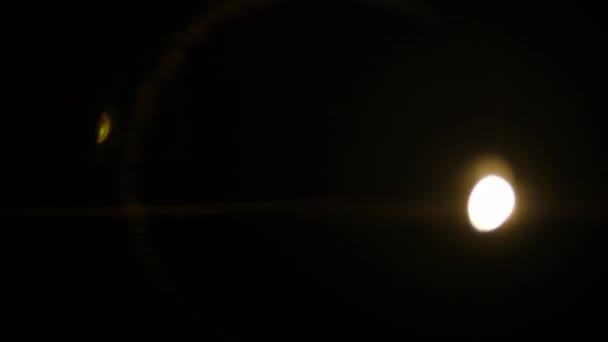 플레어 라이트 플래시 라이트 호라이즌 펄스와 어두운 배경에서의 아름다운 빛새는 — 비디오