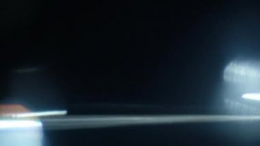 Optik mercek patlaması, ışık sızıntısı, ışık sızıntısı, doğal lamba ışığı efekti, Light Horizon, ışık titreşimleri ve parıltı, karanlık arka planda güzel bir ışık sızıntısı, gerçek mercek parlaması gürültü ve tahıl ile.