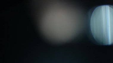 Optik mercek patlaması, ışık sızıntısı, ışık sızıntısı, doğal lamba ışığı efekti, Light Horizon, ışık titreşimleri ve parıltı, karanlık arka planda güzel bir ışık sızıntısı, gerçek mercek parlaması gürültü ve tahıl ile.