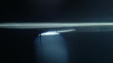Optik mercek patlaması, ışık sızıntısı, ışık sızıntısı, doğal lamba ışığı efekti, Light Horizon, ışık titreşimleri ve parıltı, karanlık arka planda güzel bir ışık sızıntısı, gerçek mercek parlaması gürültü ve tahıl ile.