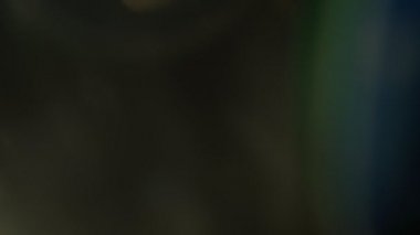 Optik mercek patlaması, ışık sızıntısı, ışık sızıntısı, doğal lamba ışığı efekti, Light Horizon, ışık titreşimleri ve parıltı, karanlık arka planda güzel bir ışık sızıntısı, gerçek mercek parlaması gürültü ve tahıl ile.