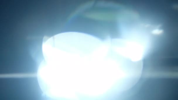 光学透镜耀斑 发光灯 闪光灯 自然光照明灯的效果 光地平线 光脉冲和光光芒 漂亮的光在黑暗的背景上漏出带有噪音和晶粒的真实透镜耀斑 — 图库视频影像