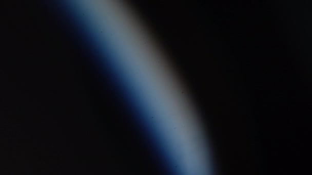 Éclat de lentille optique, fuite de lumière, lumières flash, lumière naturelle effet de rayons de lampe, horizon lumineux, impulsions de lumière et lueur, belle fuite de lumière sur fond sombre avec éclat de lentille réel avec bruit et grain